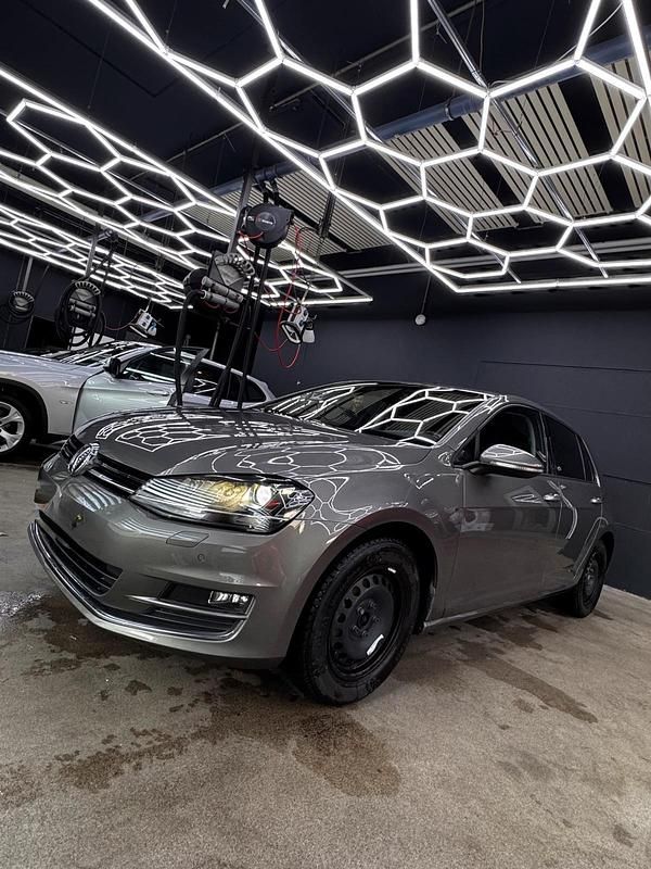 Grau Gebraucht 2015 VW Golf VII Edition Limousine | 12.000 € (Fairer Preis) - Bild 1/4