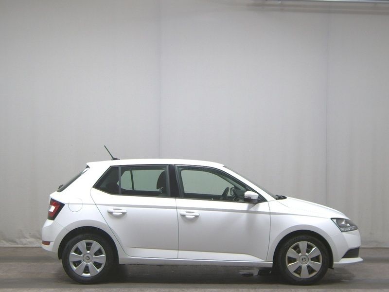 Weiss Gebraucht 2021 Skoda Fabia Ambition Limousine | 12.280 € (Guter Preis) - Bild 1/4