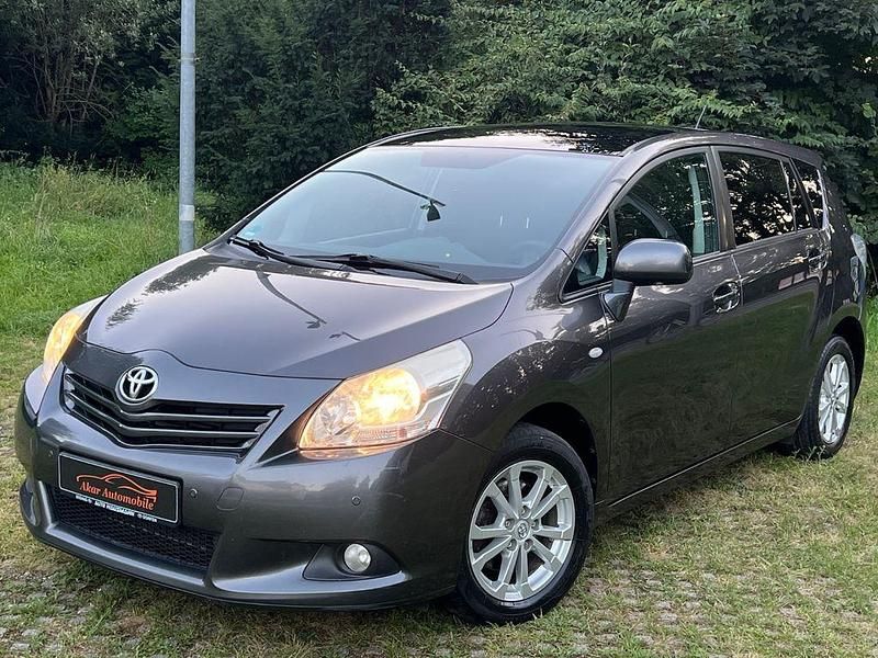 Grau Gebraucht 2011 Toyota Verso Edition Van / Kleinbus | 4.990 € (Fairer Preis) - Bild 1/4