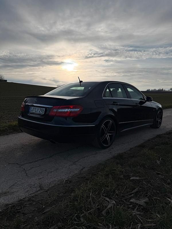 Gebraucht Mercedes E350 231 PS (169 kW) 2009 Schwarz Limousine