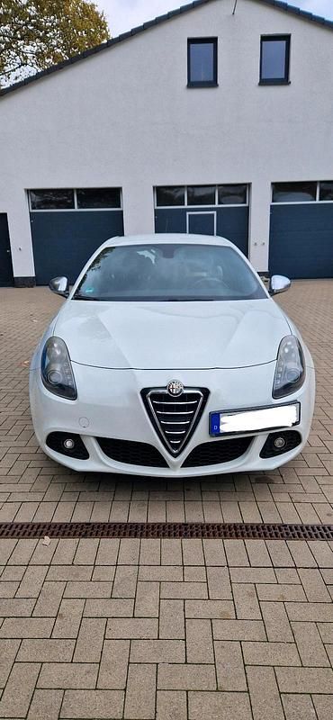 Weiß Gebraucht 2012 Alfa Romeo Giulietta Kleinwagen | 3.500 € (Guter Preis) - Bild 1/4