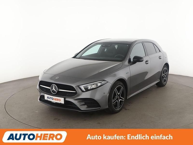 Grau Gebraucht 2020 Mercedes A250 AMG line Limousine | 23.960 € (Fairer Preis) - Bild 1/2