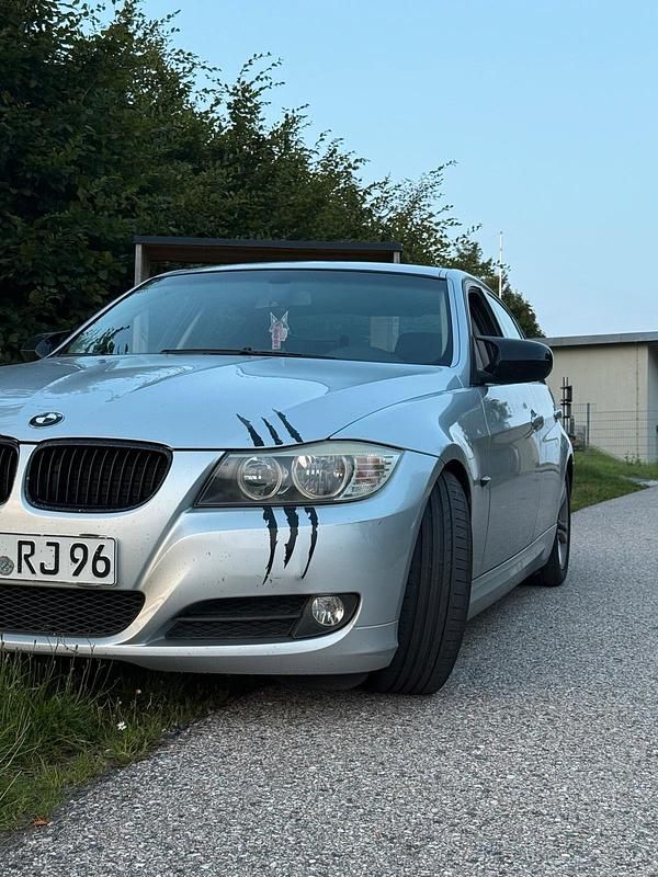 Silber Gebraucht 2009 BMW 318 Limousine | 2.750 € (Guter Preis) - Bild 1/4