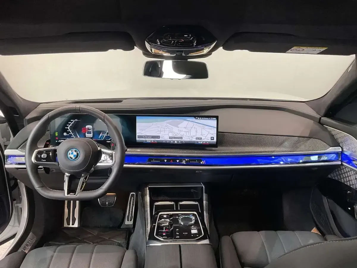 Gebraucht BMW M760e Sport Line 571 PS (419 kW) 2025 Weiß Limousine