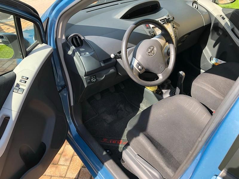 Gebraucht Toyota Yaris 69 PS (50 kW) 2006 Blau Kleinwagen
