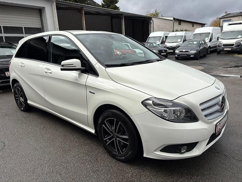 Gebraucht Mercedes B180 122 PS (89 kW) 2013 Weiß Van / Kleinbus