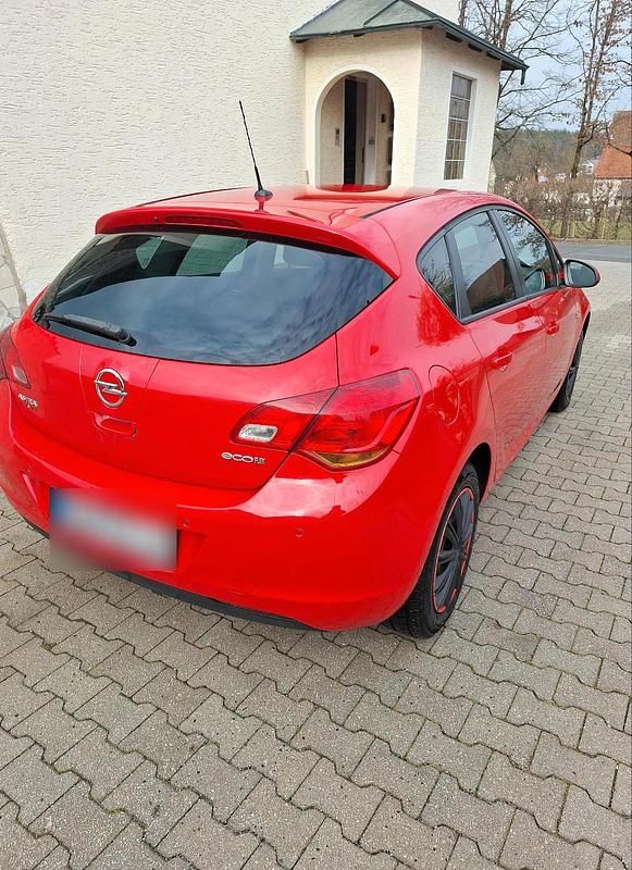 Gebraucht Opel Astra Eco 100 PS (73 kW) 2012 Rot Limousine