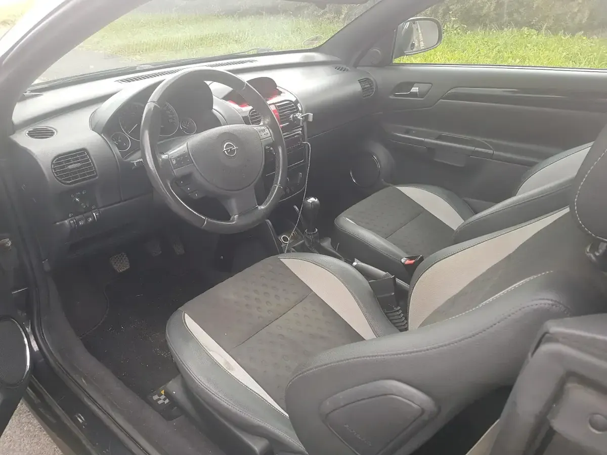 Używany Opel Tigra 125 KM (91 kW) 2005 Czarny Kabriolet