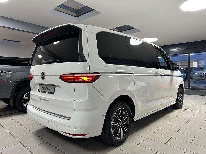 Gebraucht VW Multivan Style 150 PS (110 kW) 2025 Weiß Van