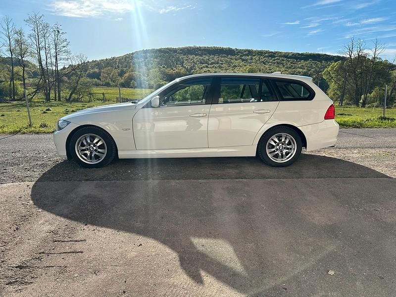 Gebraucht BMW 320 177 PS (130 kW) 2009 Weiß Kombi