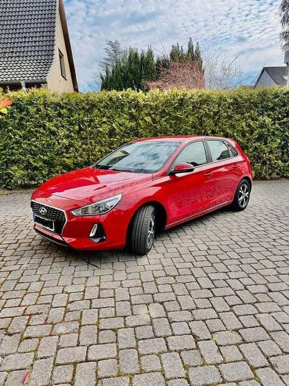 Gebraucht Hyundai i30 Select 99 PS (72 kW) 2017 Rot Limousine