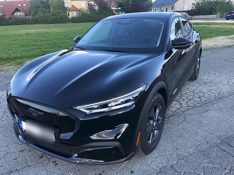 Schwarz Gebraucht 2022 Ford Mustang Mach-E SUV | 25.444 € (Superpreis) - Bild 1/4