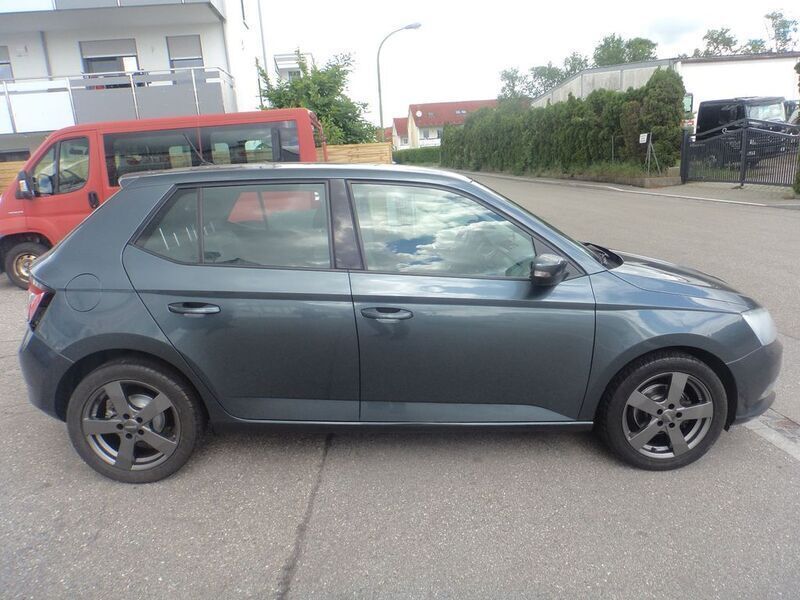 Gebraucht Skoda Fabia Active 90 PS (66 kW) 2015 Grau Kleinwagen