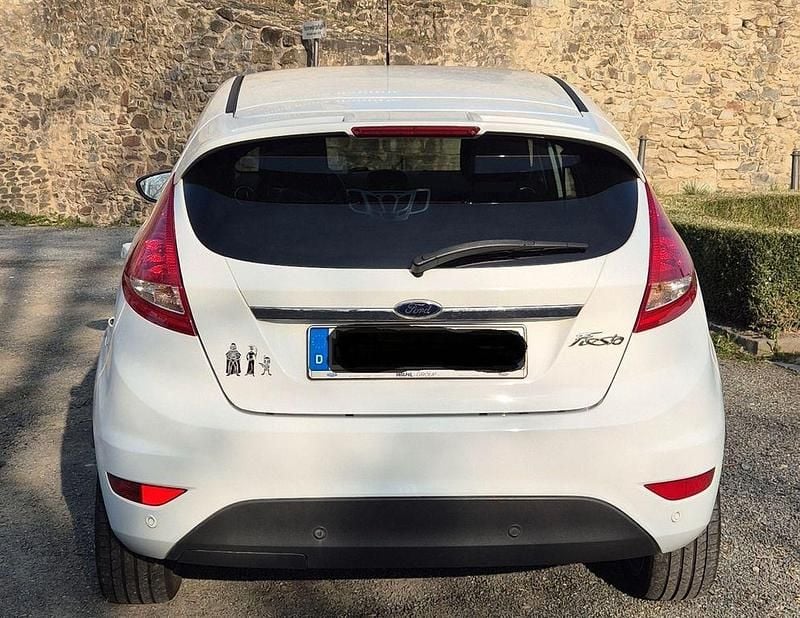 Gebraucht Ford Fiesta 97 PS (71 kW) 2012 Weiß Kleinwagen