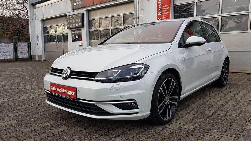 Gebraucht VW Golf VII Highline 150 PS (110 kW) 2019 Weiß Limousine
