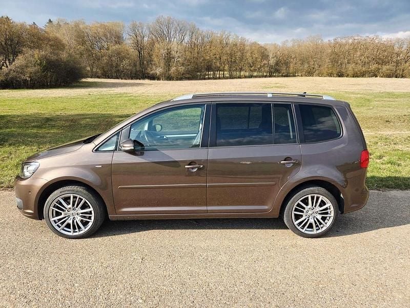 Gebraucht VW Touran Cup 140 PS (102 kW) 2015 Braun Van / Kleinbus