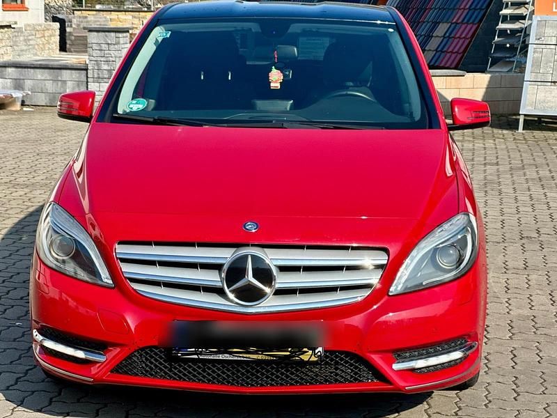 Rot Gebraucht 2013 Mercedes 200 Limousine | 5.400 € - Bild 1/4