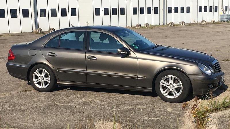 Gebraucht Mercedes E220 Avantgarde 170 PS (125 kW) 2007 Andere farben Limousine