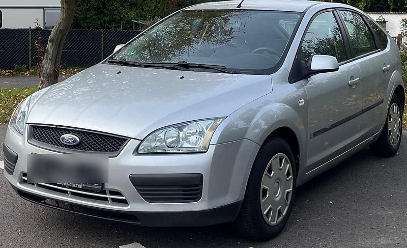 Grau Gebraucht 2007 Ford Focus Limousine | 4.800 € (Teuer) - Bild 1/4