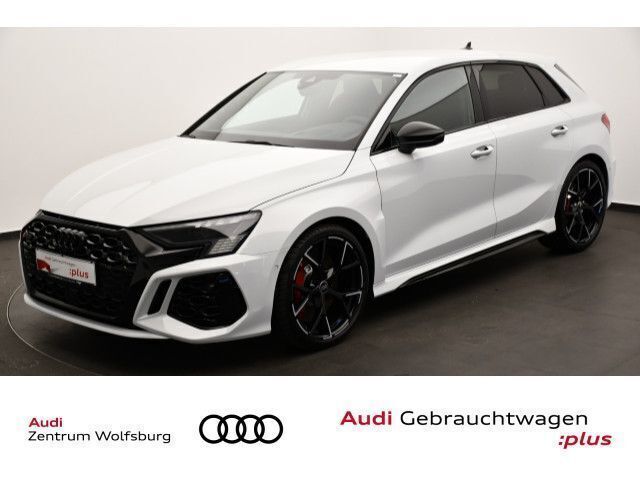 Gletscherweiß metallic (metallic) Gebraucht 2024 Audi RS3 Sportback Ambiente Kleinwagen | 61.390 € - Bild 1/3