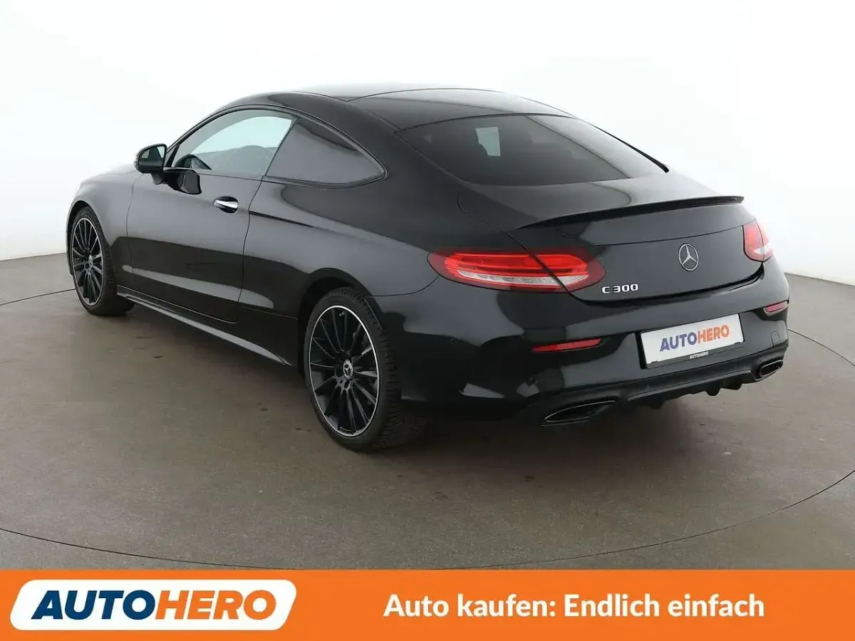 Gebraucht Mercedes C300 AMG line 272 PS (200 kW) 2023 Schwarz/baltic black Coupé