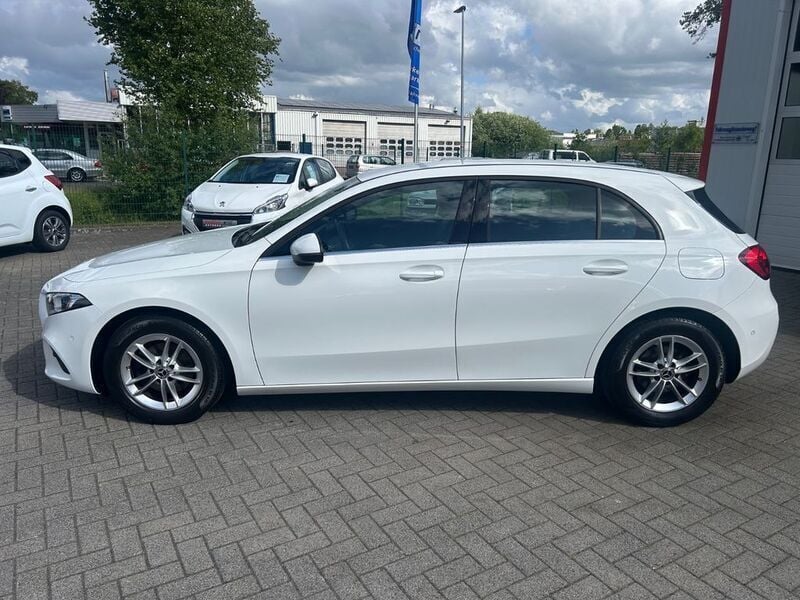 Weiß Gebraucht 2020 Mercedes A180 Style Limousine | 20.900 € (Fairer Preis) - Bild 1/4