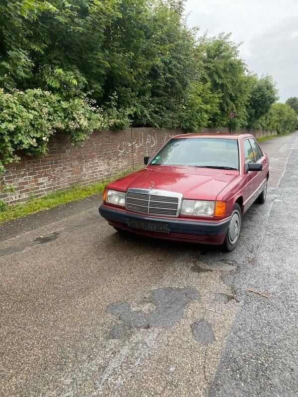 Rot Gebraucht 1990 Mercedes 190 Limousine | 1.699 € - Bild 1/4