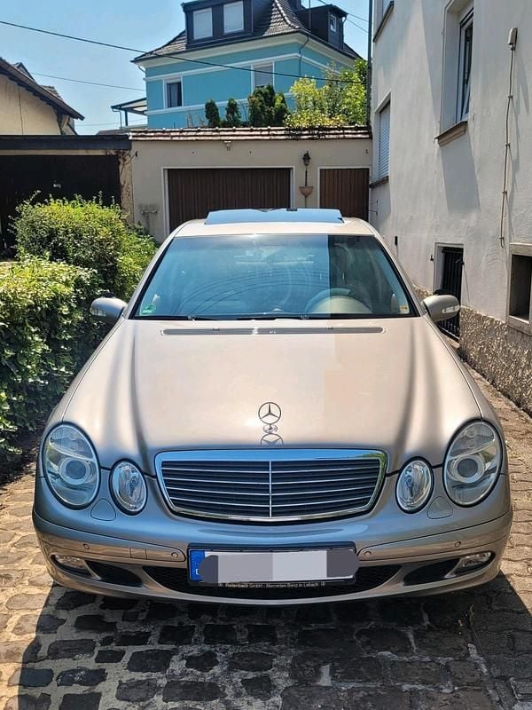 Grau Gebraucht 2004 Mercedes E200 Limousine | 3.499 € (Guter Preis) - Bild 1/4