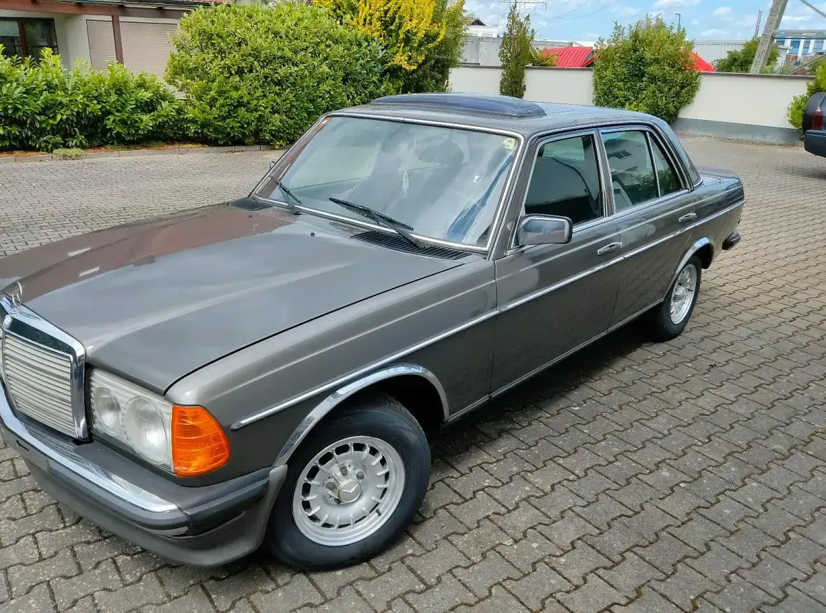 Gebraucht Mercedes E230 136 PS (100 kW) 1982 Grau Limousine