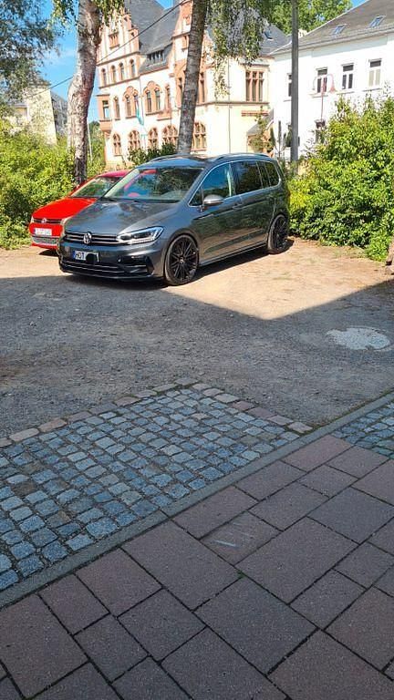 Grau Gebraucht 2017 VW Touran Highline Van / Kleinbus | 21.900 € (Fairer Preis) - Bild 1/4