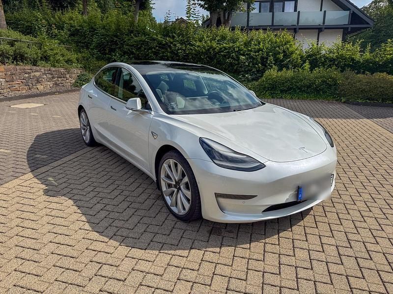 Weiß Gebraucht 2020 Tesla Model 3 Long Range AWD Limousine | 22.990 € (Fairer Preis) - Bild 1/4