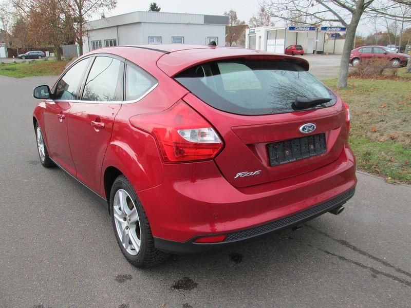 Gebraucht Ford Focus Titanium 150 PS (110 kW) 2011 Rot Limousine