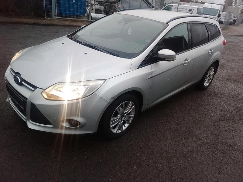 Silber Gebraucht 2011 Ford Focus Kombi | 2.499 € (Superpreis) - Bild 1/4