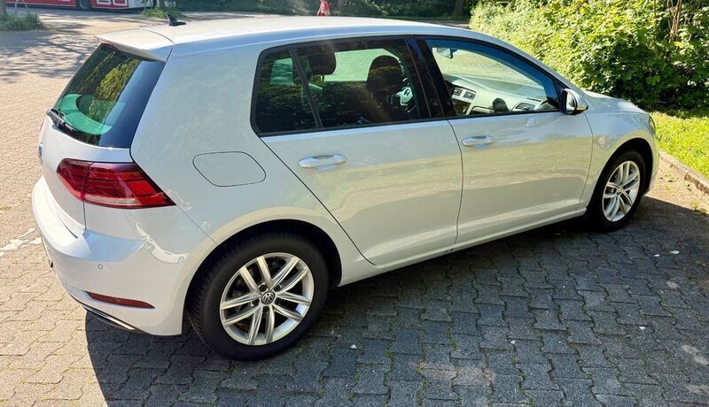 Weiß Gebraucht 2017 VW Golf VII Comfortline Limousine | 12.300 € (Guter Preis) - Bild 1/4