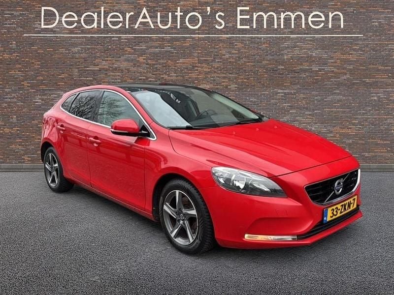 Gebraucht Volvo V40 Momentum 150 PS (110 kW) 2012 Rot Kleinwagen