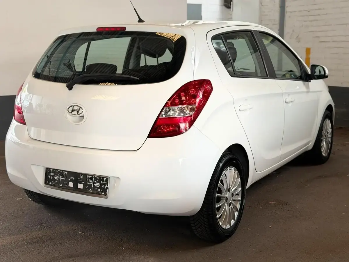 Gebraucht Hyundai i20 77 PS (56 kW) 2012 Weiß Kleinwagen