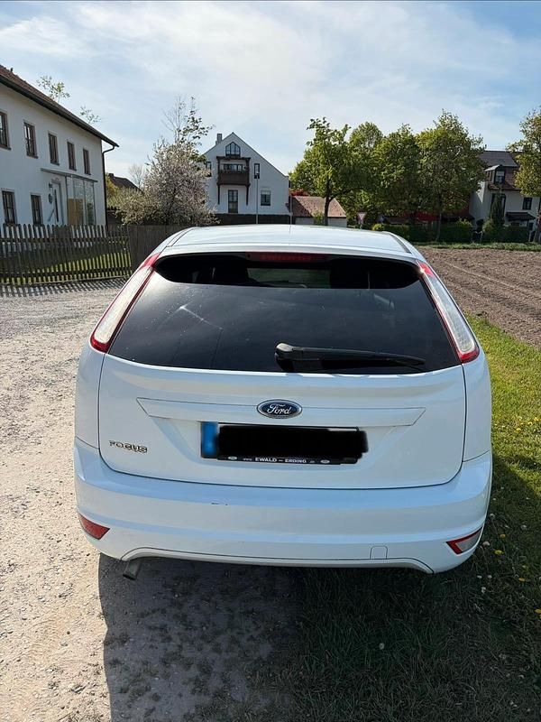 Usata Ford Focus 100 CV (73 kW) 2008 Bianco Utilitaria