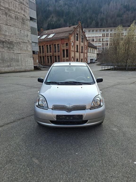 Gebraucht Toyota Yaris 86 PS (63 kW) 2002 Silber Limousine
