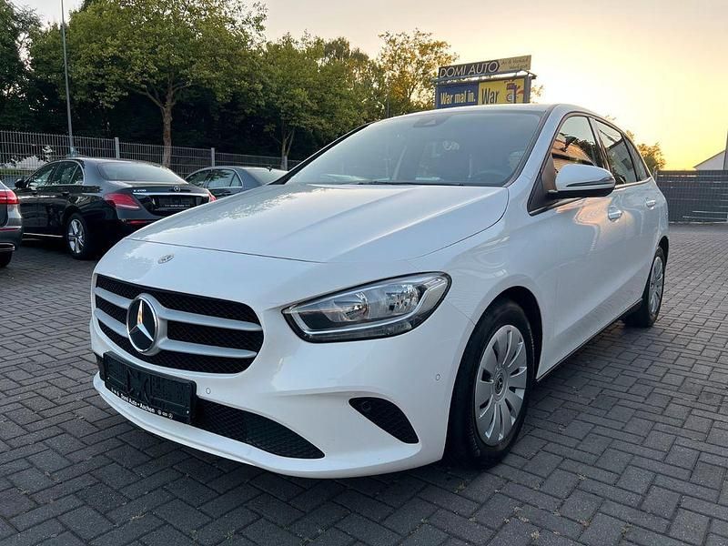 Weiß Gebraucht 2021 Mercedes B180 Van / Kleinbus | 15.900 € (Fairer Preis) - Bild 1/4