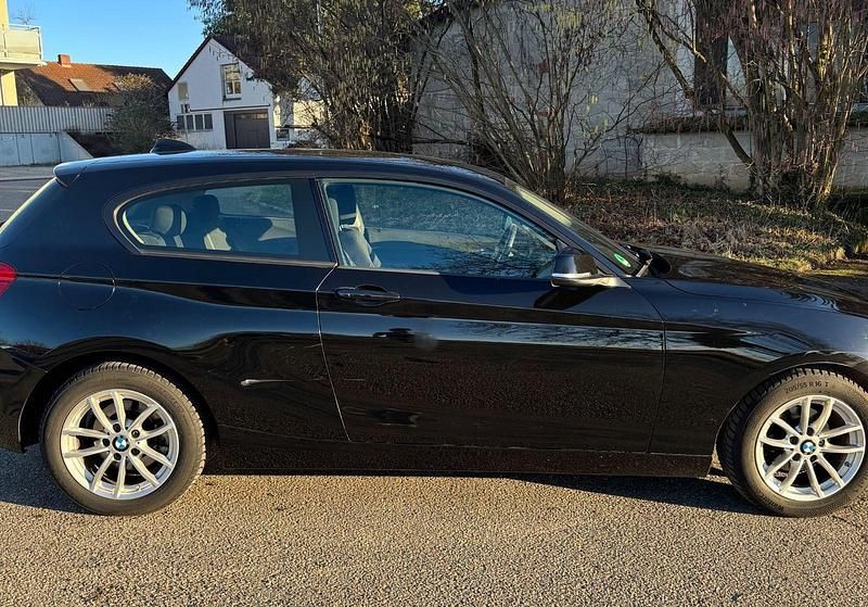 Gebraucht BMW 114 102 PS (75 kW) 2014 Schwarz Kleinwagen
