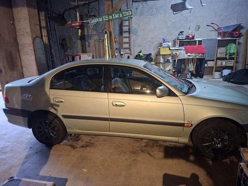 Gebraucht Toyota Avensis Sol 128 PS (94 kW) 2000 Grün Limousine
