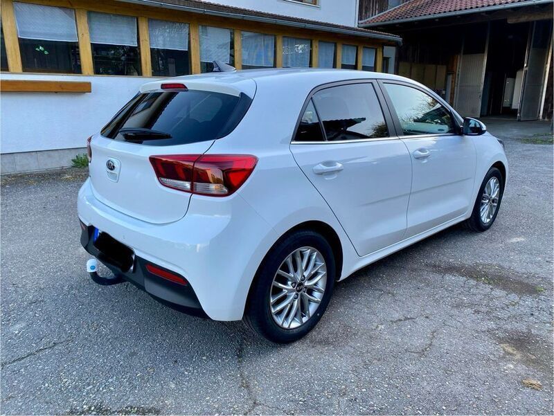 Weiß Gebraucht 2019 Kia Rio Spirit Limousine | 14.099 € (Etwas zu teuer) - Bild 1/4