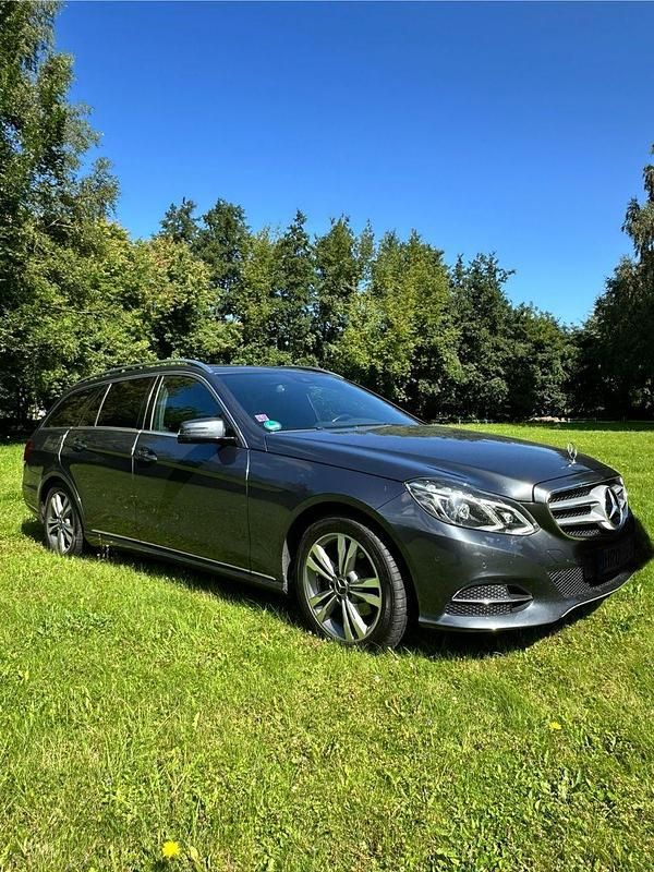 Grau Gebraucht 2013 Mercedes E220 Avantgarde Kombi | 9.830 € (Superpreis) - Bild 1/4