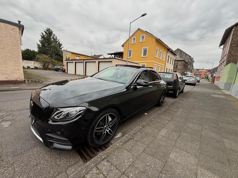 Schwarz Gebraucht 2016 Mercedes E220 Limousine | 16.599 € (Guter Preis) - Bild 1/4