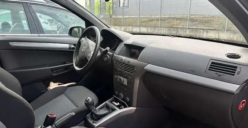 Używany Opel Astra 90 KM (66 kW) 2006 Niebieski Hatchback