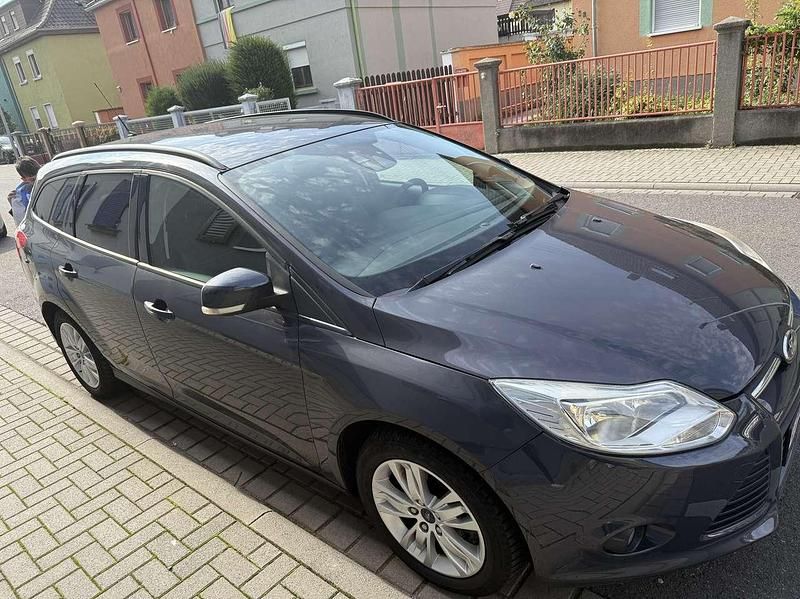 Grau Gebraucht 2011 Ford Focus Trend Kombi | 5.950 € (Fairer Preis) - Bild 1/4
