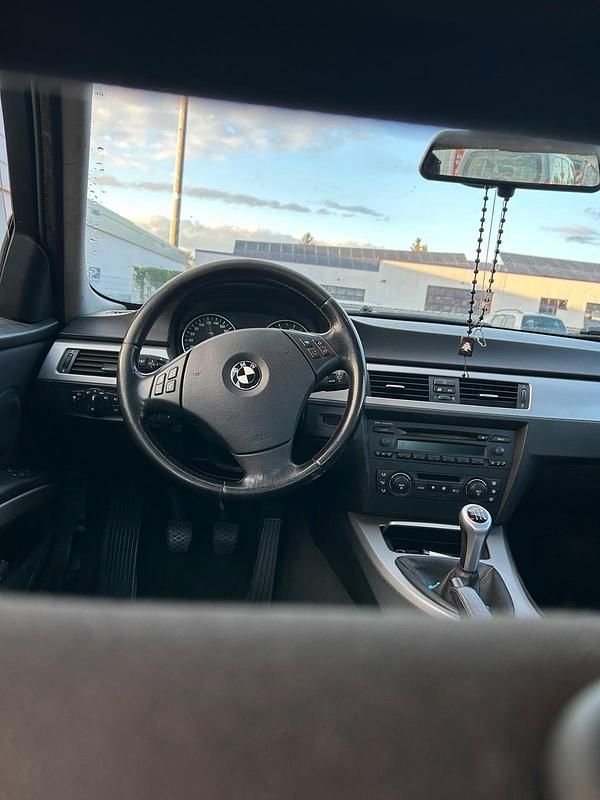 Gebraucht BMW 320 150 PS (110 kW) 2005 Silber Limousine