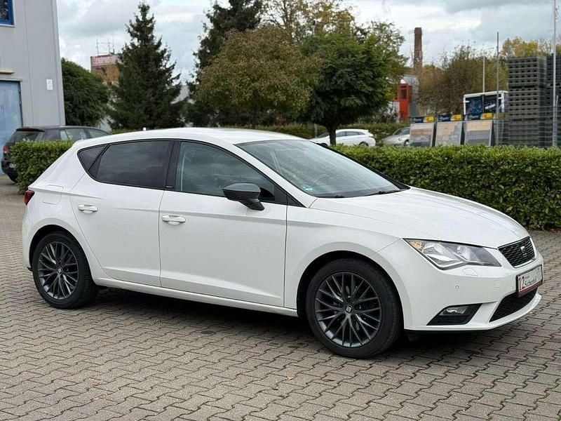 Weiß Gebraucht 2015 Seat Leon CONNECT Limousine | 7.990 € (Fairer Preis) - Bild 1/2