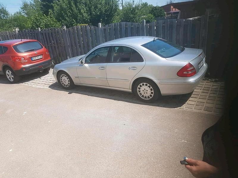Silber Gebraucht 2005 Mercedes E220 Limousine | 2.600 € - Bild 1/4