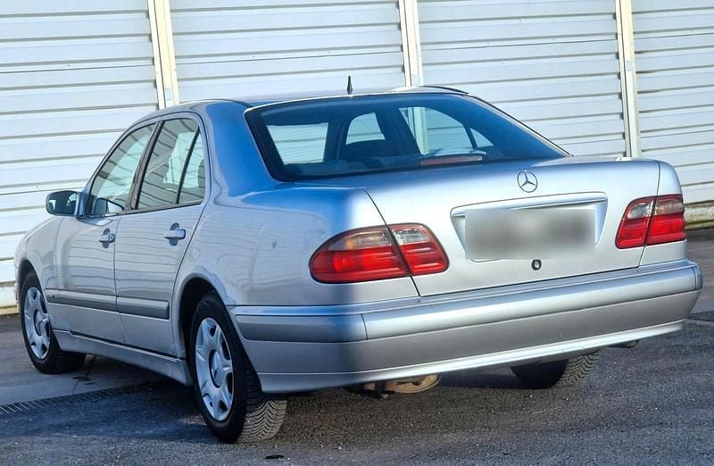 Gebraucht Mercedes E220 143 PS (105 kW) 1999 Limousine